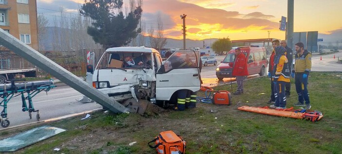 Çorum'da direğe çarpan aracın içinde sıkışan sürücüyü köpeği yalnız bırakmadı