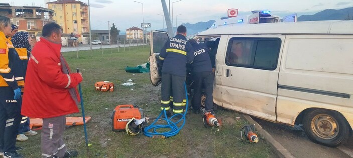 Çorum'da direğe çarpan aracın içinde sıkışan sürücüyü köpeği yalnız bırakmadı