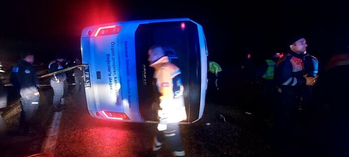 Kayseri'de deprem bölgesinden dönenleri taşıyan otobüs devrildi: Ölü ve yaralılar var