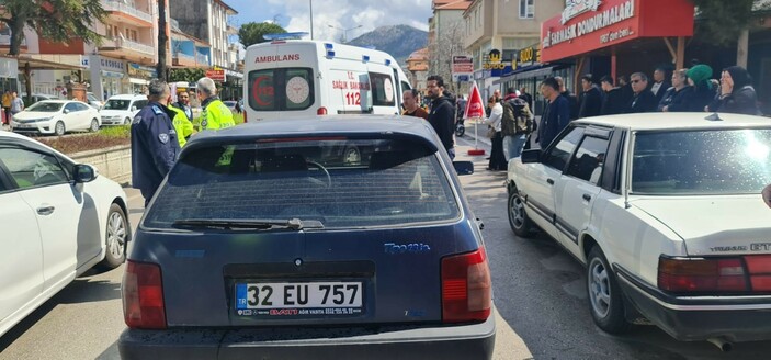 Burdur'da karşıya geçmeye çalışan çocuğa otomobilin çarptığı anlar kameraya yansıdı