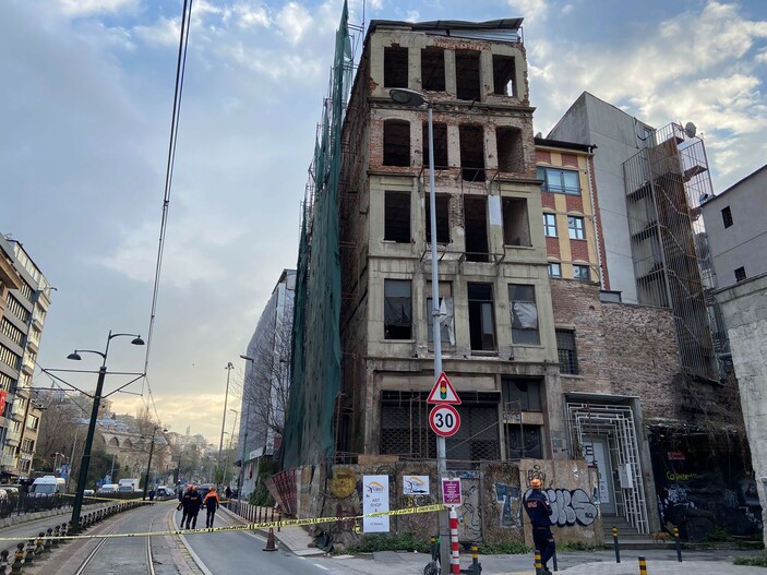 Beyoğlu'nda 5 katlı metruk binanın bir kısmı çöktü: Tramvay seferleri durduruldu