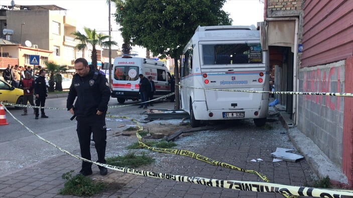 Adana'da minibüs durağa daldı