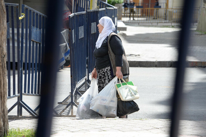 Diyarbakır'da ağır hasarlı binanın bir kısmının çöküş anı kamerada #10