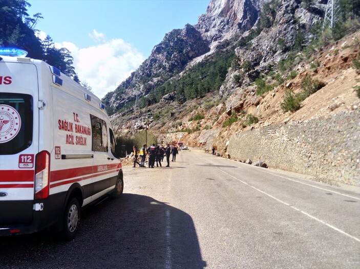 Adana'da kayalar otomobilin üstüne düştü: 4 öğretmen hayatını kaybetti