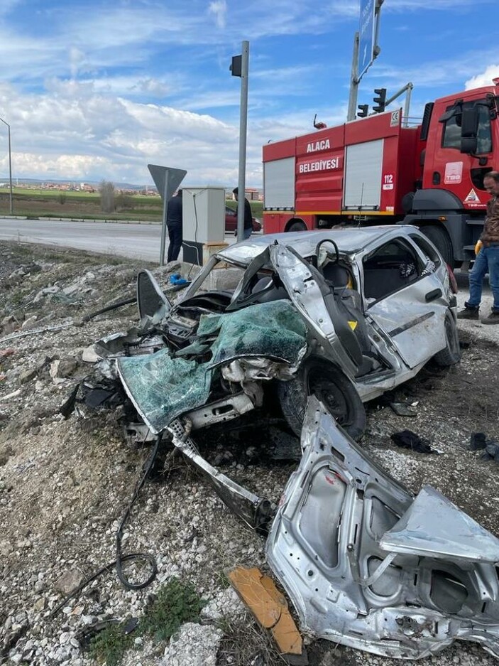 Çorum'da bu otomobilden sağ çıktılar