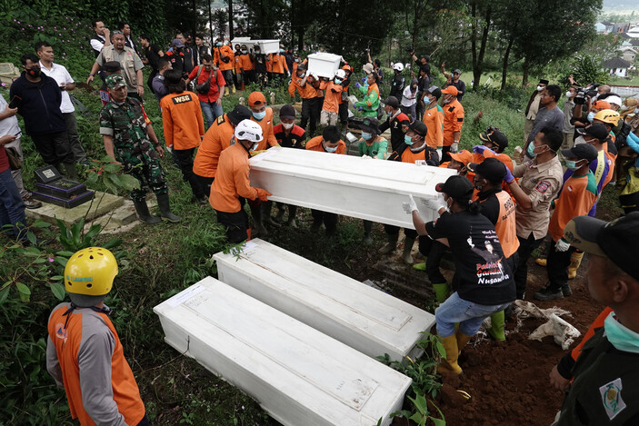 Endonezya’da bir şaman, 12 kişiyi öldürüp bahçesine gömdü