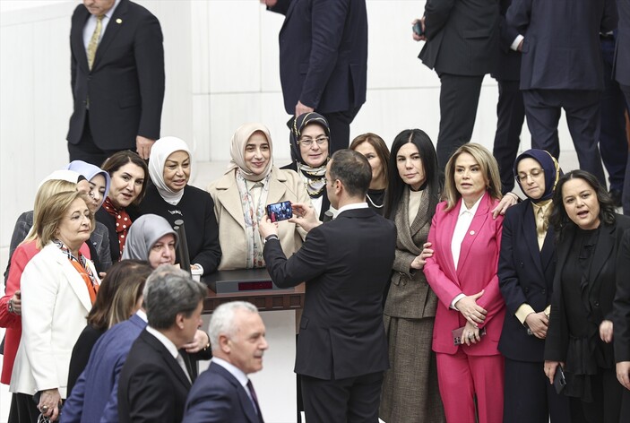 TBMM tatile girerken vekiller hatıra fotoğrafı çektirdi