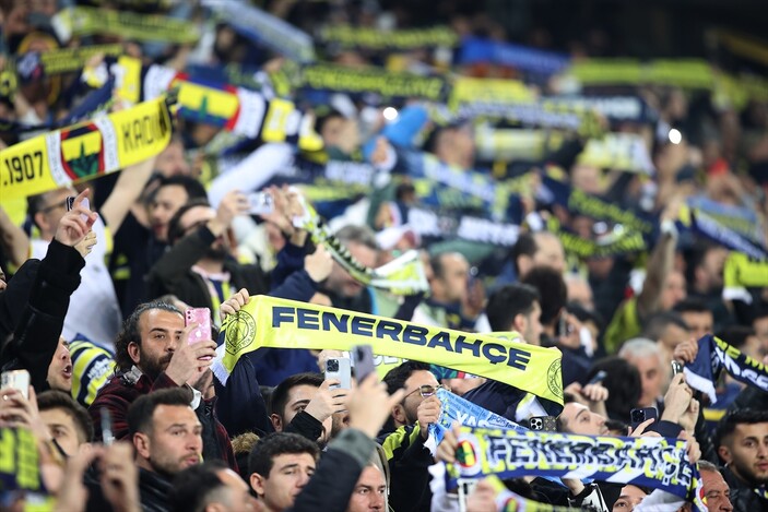 Fenerbahçe tribünleri, yönetimi istifaya çağırdı