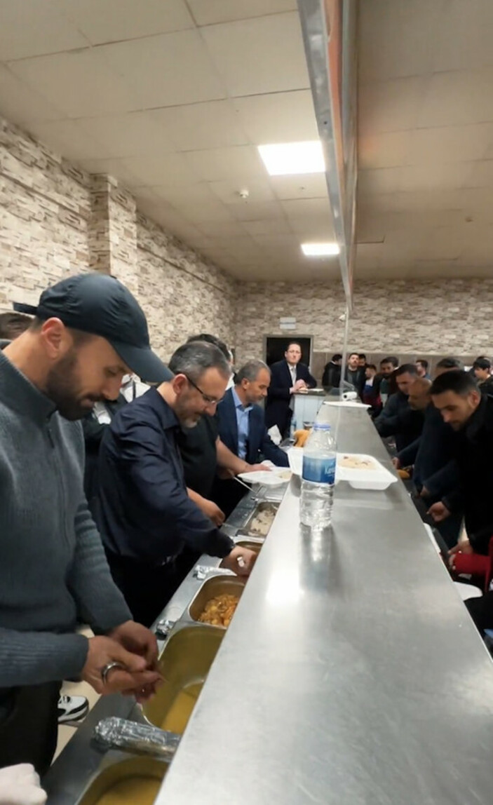 Mehmet Kasapoğlu, Adıyaman'da öğrenci yurdunda iftar yemeği dağıttı