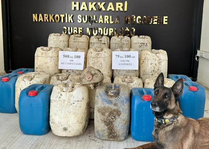 Hakkari'de jandarmadan operasyon; arazide 508 kilo metamfetamin ele geçirildi #1