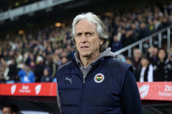 Futbolculara tepki gösteren Fenerbahçe taraftarları Jorge Jesus'u sinirlendirdi