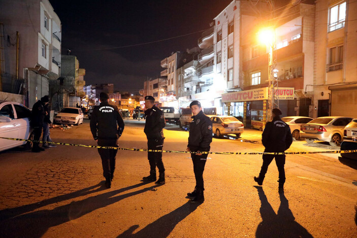 Gaziantep'te husumetli aileler arasında 'çöp atma' kavgası: 1'i polis 2 ölü, 2 yaralı #7