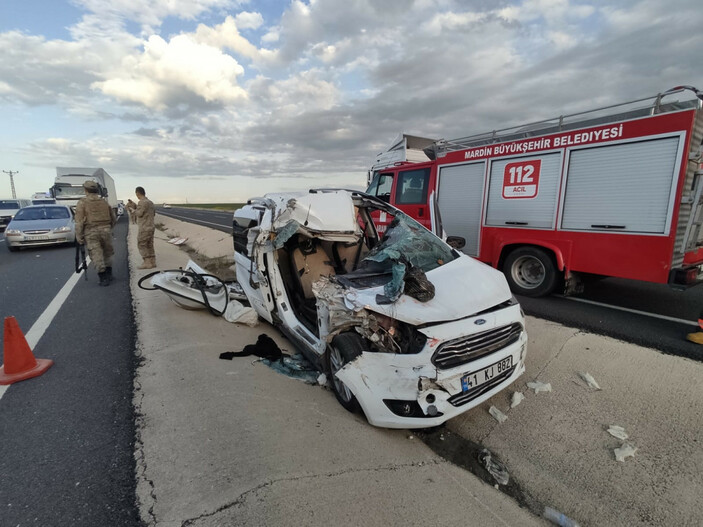 Nusaybin'de hafif ticari araç ile TIR çarpıştı: 1 ölü, 3 yaralı #2