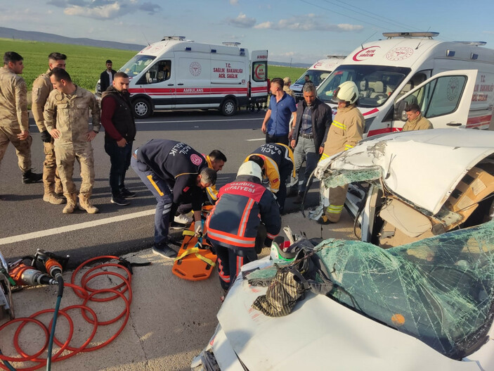 Nusaybin'de hafif ticari araç ile TIR çarpıştı: 1 ölü, 3 yaralı #3