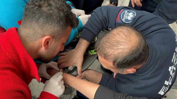 Elazığ'da oyun oynarken taktığı kelepçe polis müdahalesiyle çıkarıldı