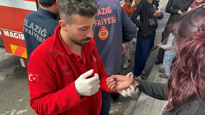 Elazığ'da oyun oynarken taktığı kelepçe polis müdahalesiyle çıkarıldı