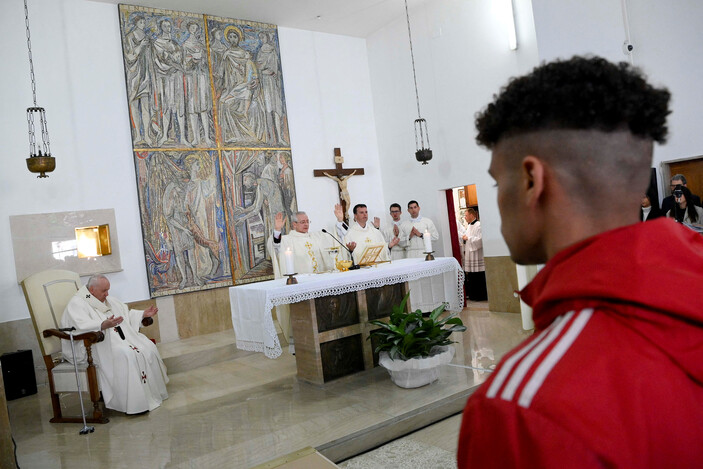 Papa Francis mahkumların ayaklarını yıkayıp öptü