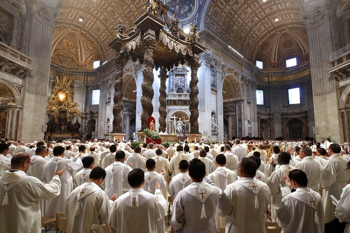 Papa Francis mahkumların ayaklarını yıkayıp öptü