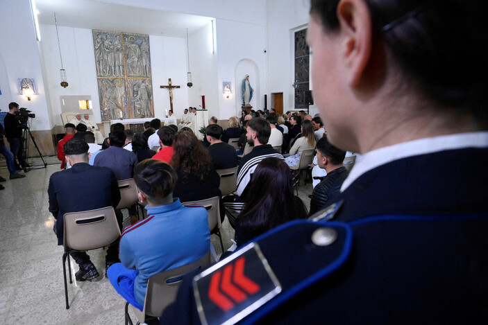 Papa Francis mahkumların ayaklarını yıkayıp öptü