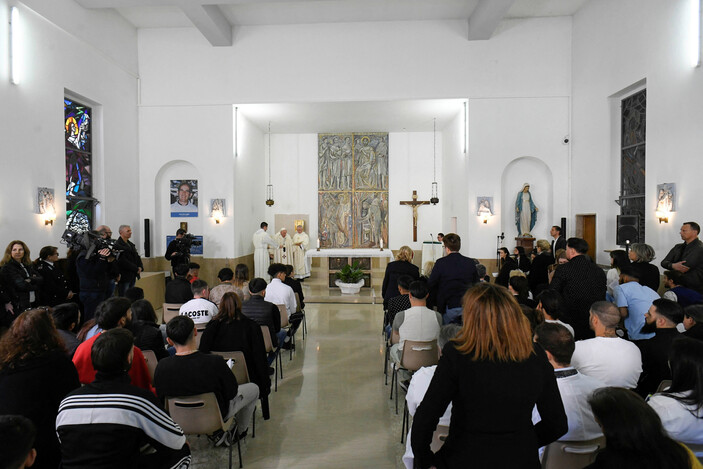 Papa Francis mahkumların ayaklarını yıkayıp öptü