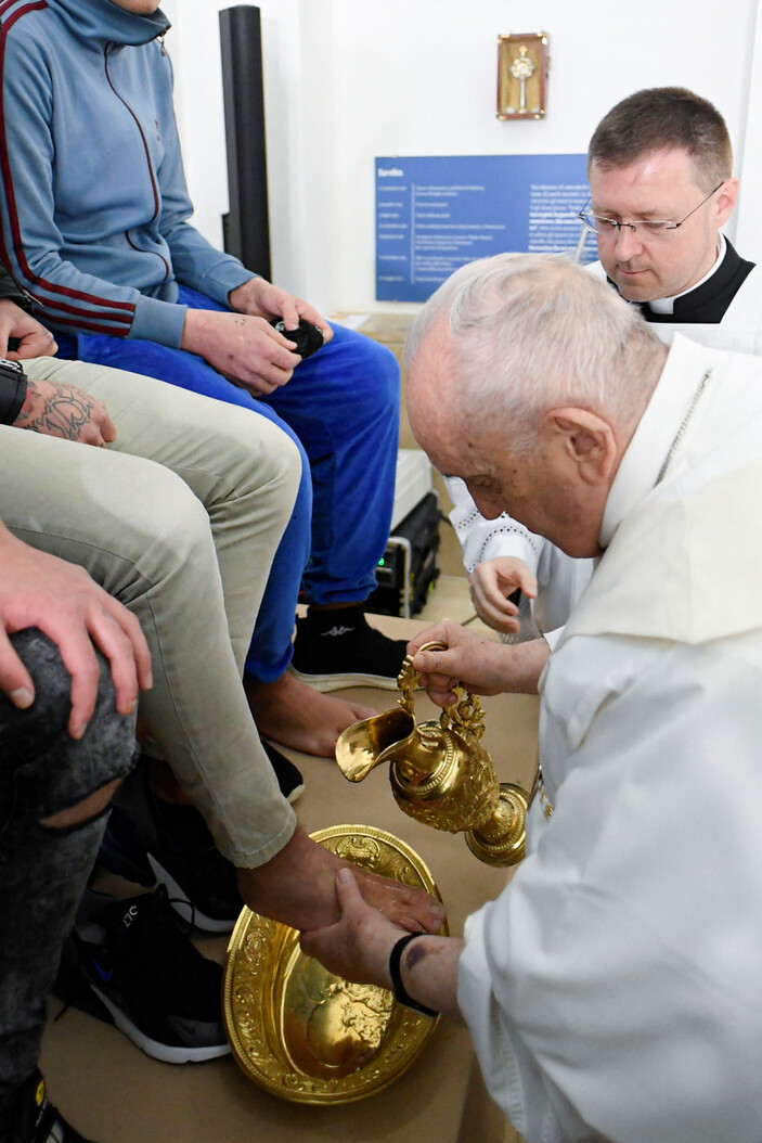 Papa Francis mahkumların ayaklarını yıkayıp öptü