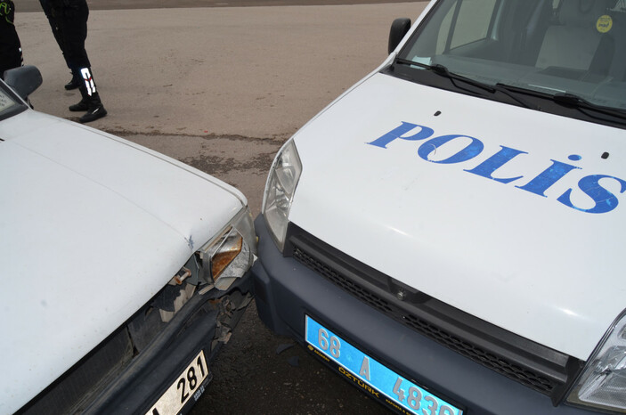 Aksaray’da 'dur' ihtarına uymayan sürücü, otomobiliyle polis aracına çarptı