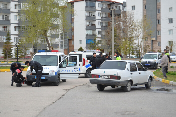 Aksaray’da 'dur' ihtarına uymayan sürücü, otomobiliyle polis aracına çarptı