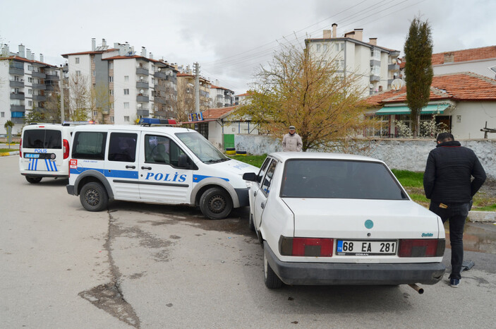 Aksaray’da 'dur' ihtarına uymayan sürücü, otomobiliyle polis aracına çarptı