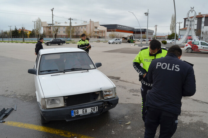 Aksaray’da 'dur' ihtarına uymayan sürücü, otomobiliyle polis aracına çarptı