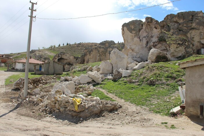 Afyonkarahisar’da yamaçtan kopan parçalar yerleşim yerine düştü