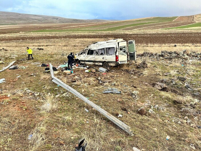 Kayseri'de yolcu minibüsü şarampole yuvarlandı: 2 ölü 7 ağır yaralı