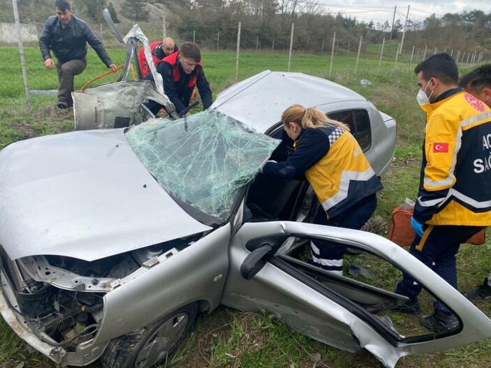 Bolu’da tırla çarpışan otomobil paramparça oldu: 1 ölü 2 yaralı