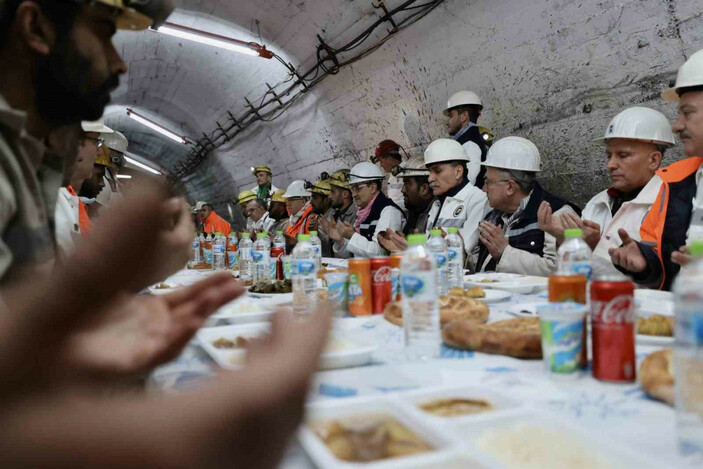 Enerji ve Tabii Kaynaklar Bakanı Fatih Dönmez maden işçileriyle iftar yaptı #2