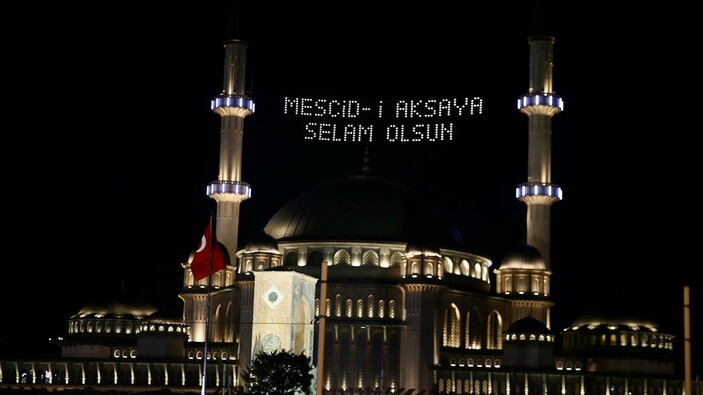 Taksim Camii'nden Mescid-i Aksaya destek mahyası