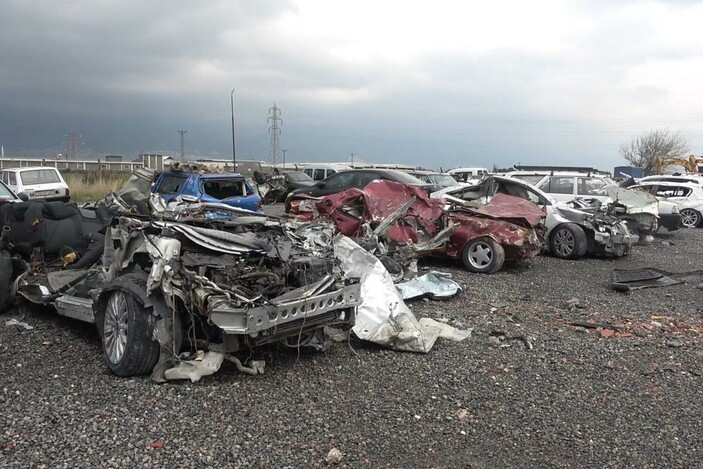 Kahramanmaraş'ta enkazdan çıkarılan araçlar araba mezarlığında toplandı