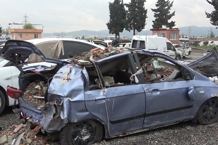 Kahramanmaraş'ta enkazdan çıkarılan araçlar araba mezarlığında toplandı