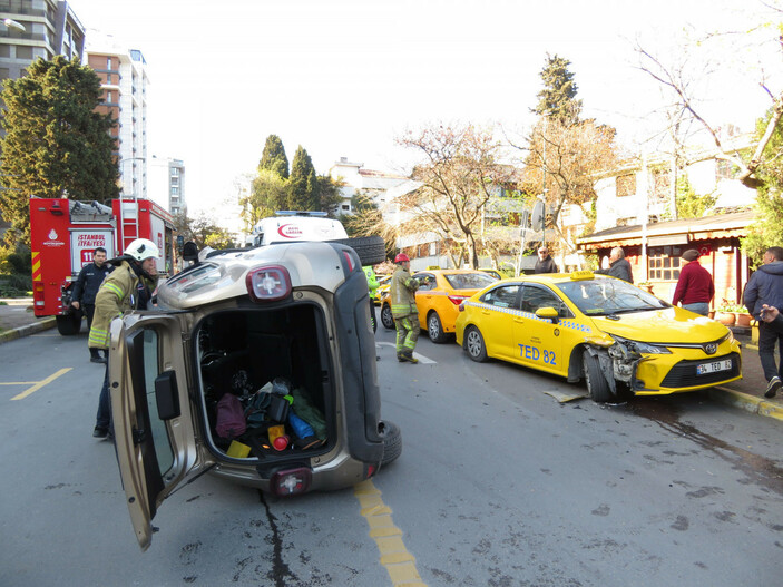 Kadıköy'de otomobil park halindeki taksiye çarptı: 2 yaralı #6