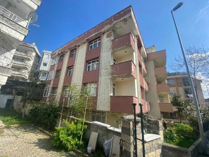 Büyükçekmece'de apartman sahibi binayı kentsel dönüşüme sokmak için perde betonları kesti