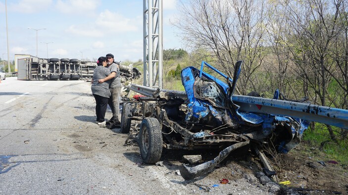 Edirne'de trafik kazası! Tır emniyet şeridinde park halindeki kamyoneti parçaladı