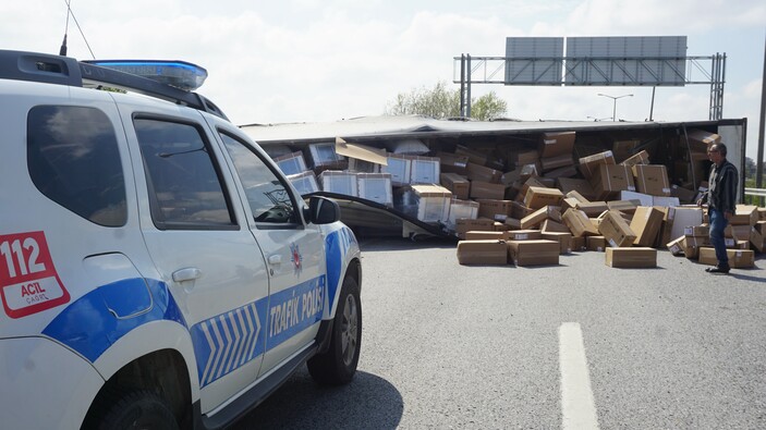 Edirne'de trafik kazası! Tır emniyet şeridinde park halindeki kamyoneti parçaladı