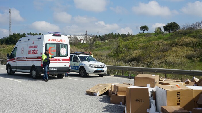 Edirne'de trafik kazası! Tır emniyet şeridinde park halindeki kamyoneti parçaladı