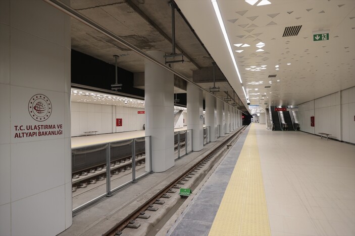 Başakşehir-Kayaşehir Metro Hattı'nda sanat galerisini andıran istasyon