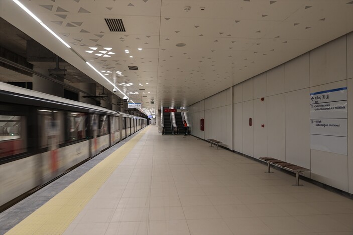 Başakşehir-Kayaşehir Metro Hattı'nda sanat galerisini andıran istasyon