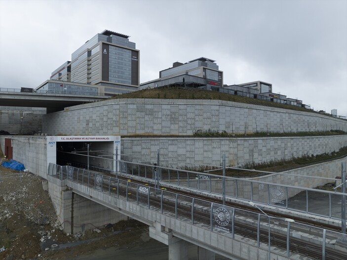 Başakşehir-Kayaşehir Metro Hattı'nda sanat galerisini andıran istasyon