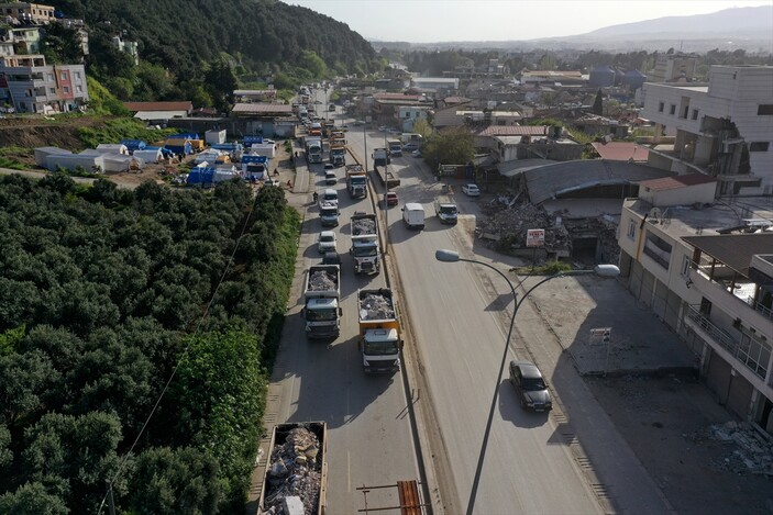 Hatay'da enkaz kaldırma çalışmalarında hafriyat kamyonlarının konvoyu drone ile görüntülendi