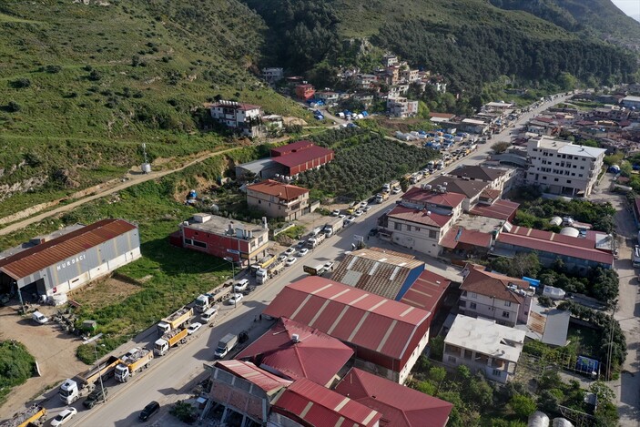 Hatay'da enkaz kaldırma çalışmalarında hafriyat kamyonlarının konvoyu drone ile görüntülendi