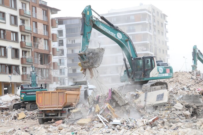 Hatay'da enkaz kaldırma çalışmalarında hafriyat kamyonlarının konvoyu drone ile görüntülendi