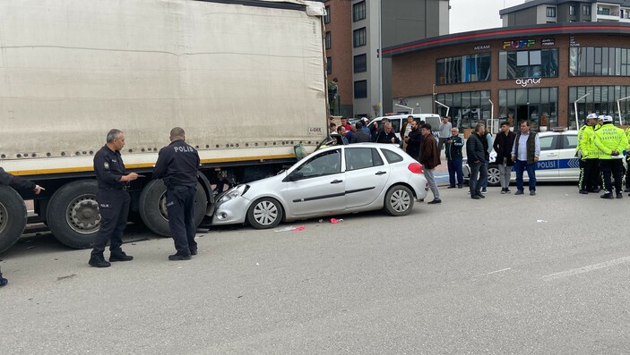 Konya’da otomobil park halindeki tıra çarptı