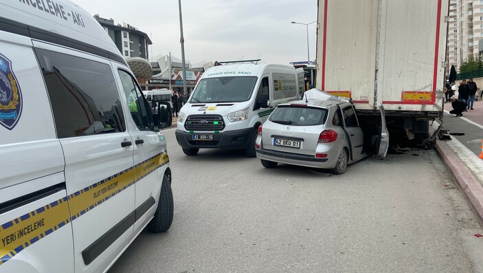 Konya’da otomobil park halindeki tıra çarptı