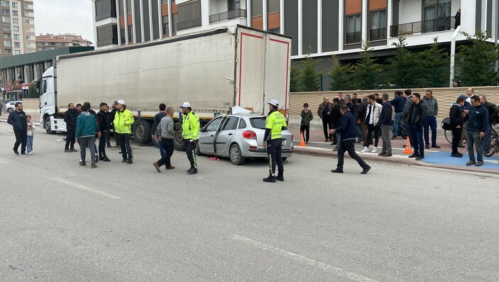 Konya’da otomobil park halindeki tıra çarptı